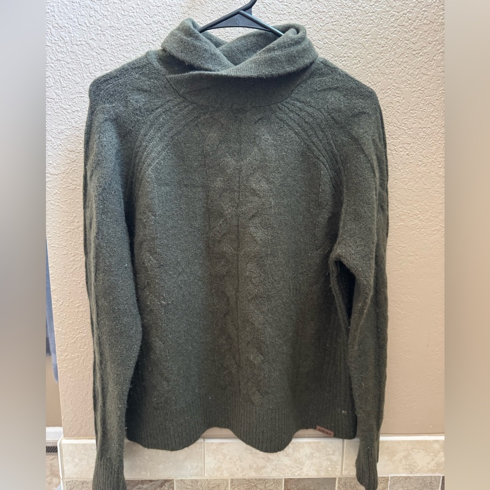 Ariat sweater - LIKE NEW